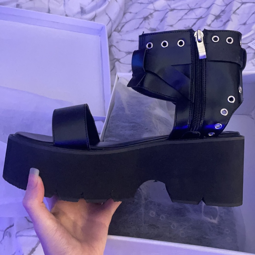 Platform sandals - Picture 2 of 3
